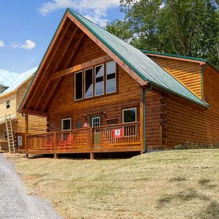 The 3 Bears Is A Newly Built 3 Bedroom Cabin Only 3 Minutes From The Parkway!